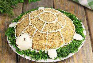 Слоеный салат с курицей и грецкими орехами &laquo;Черепашка&raquo;