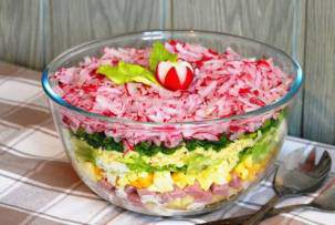 Слоеный салат из овощей и ветчины с редисом