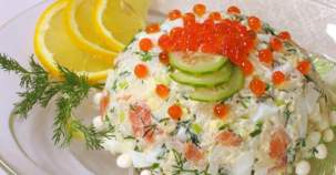 Салат «Мимоза» с соленым лососем и икрой
