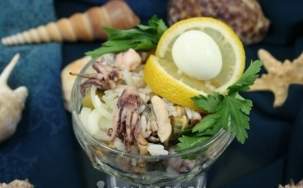 Салат из морского коктейля с оливками и рисом