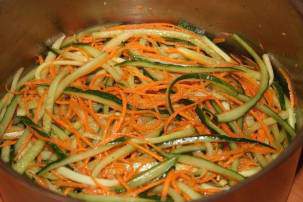Салат из моркови и огурца по-корейски