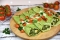 Салат со шпинатом, курицей и фетой в зеленых блинах