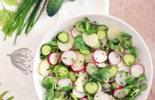 Весенний салат из молодой картошки с редисом и огурцами