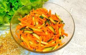 Острый салат из свежей моркови и огурцов