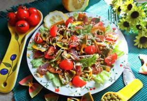 Теплый салат с макаронами, колбасой и овощами