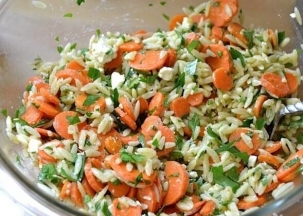 Салат из запеченной моркови с мелкими макаронами и фетой