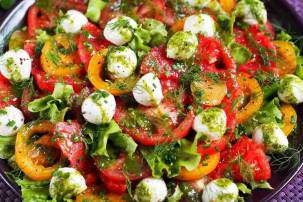 Салат из разноцветных помидоров с моцареллой и укропным соусом