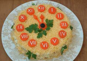 Салат &laquo;Новогодние часы&raquo; с курицей и шампиньонами