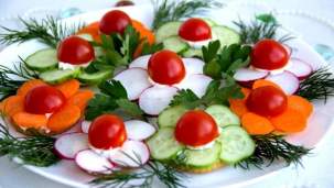 Детский овощной салат «Весенние цветочки» на крекерах