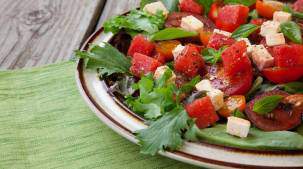 Греческий салат с арбузом и фетой