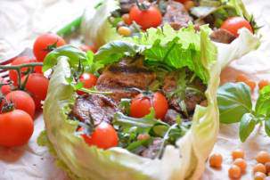 Салат из свиной вырезки с нутом на салатных листьях