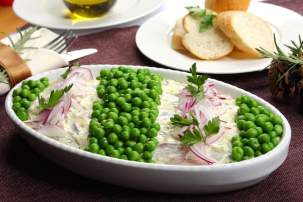 Праздничный салат из сельди с зеленым горошком и фасолью