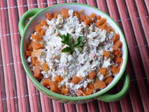 Салат из консервированной сельди с морковью и яйцами