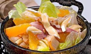 Осенний салат со сливочным сыром, ветчиной и мандаринами