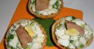 Салат с печенью трески и яйцом в тарталетках