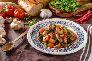 Теплий грецький салат з грибами
