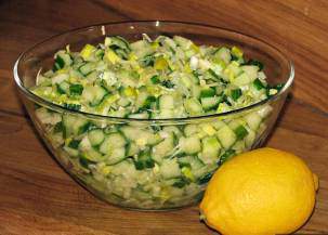 Салат из свежих огурцов с луком-пореем