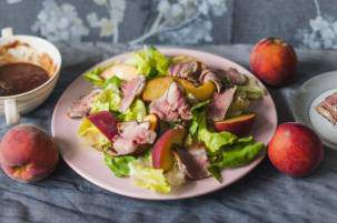 Салат из утки с персиками и сливовым соусом