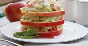 Салат из крабового мяса с яблоками и капустой